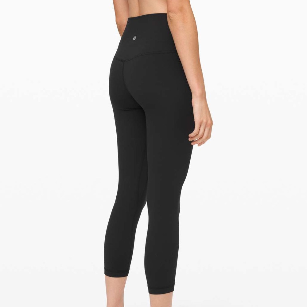 Reposhing- Lululemon Align Crop 23"
Black. Lightly worn, minimal pilling